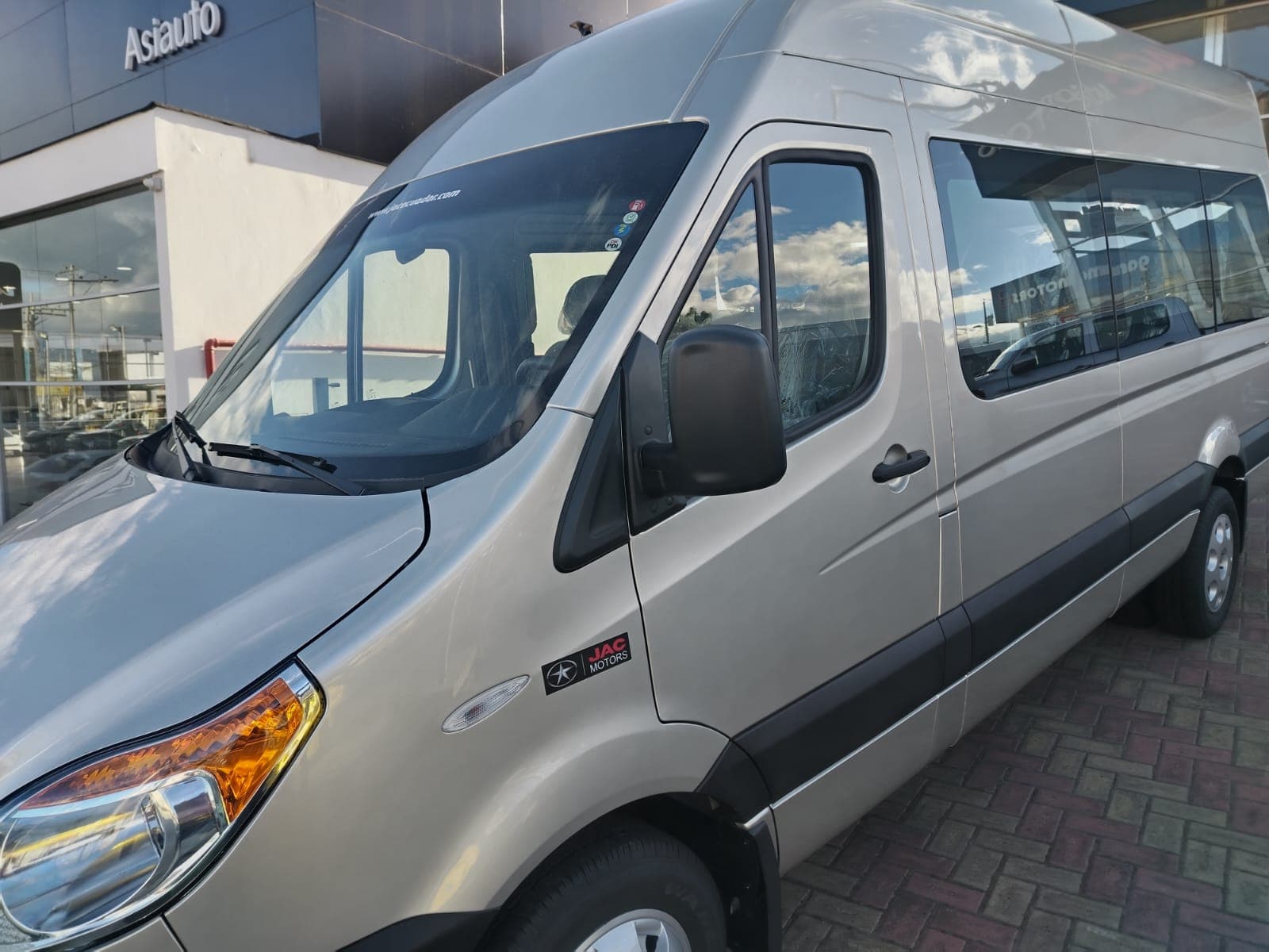 Vista lateral unidad JAC RioTour