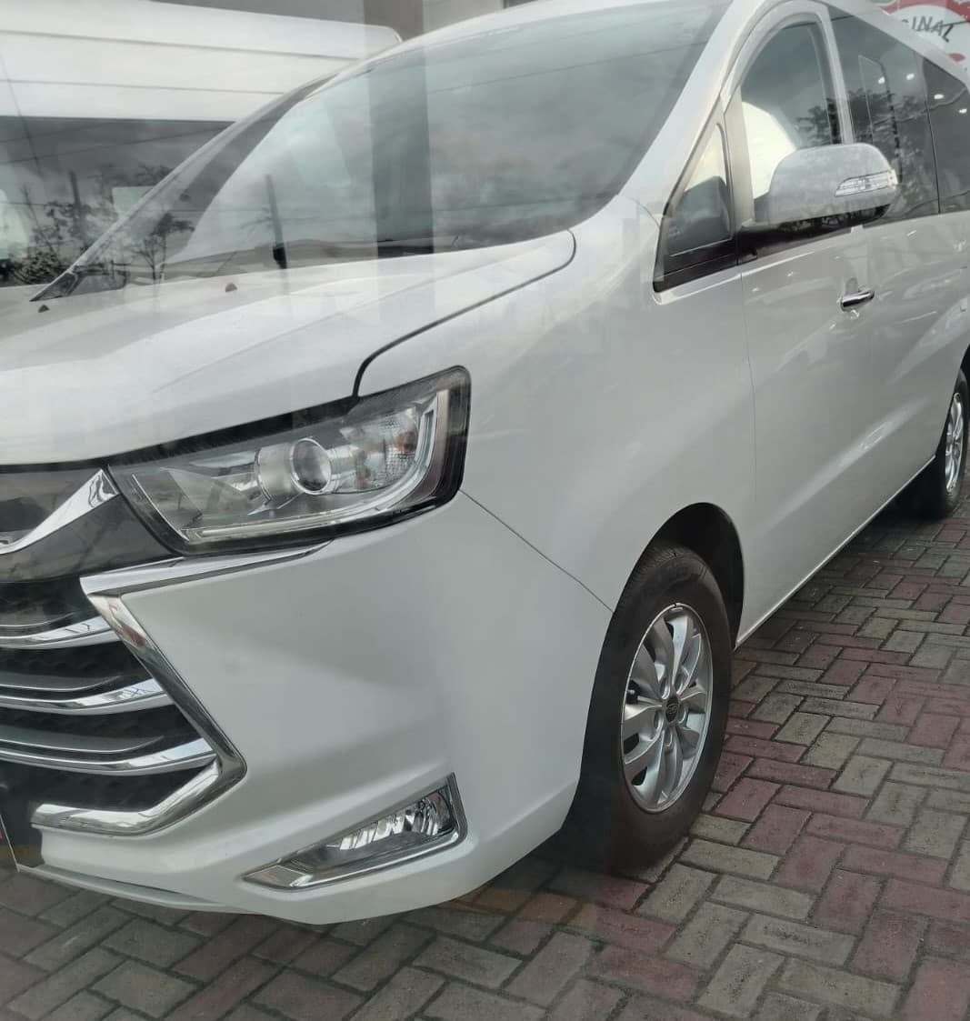 Vista frontal unidad JAC RioTour